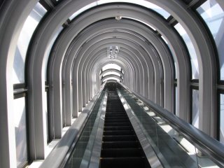 Эскалатор здания Умэда Скай