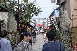 Taishakuten shopping street in Shibamata