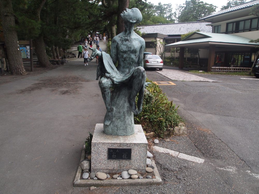 A statue of the fisherman who picked up the Celestial Maiden's kimono