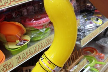 <p>This contraption made of hard plastic keeps a banana inside a lunchbox from getting prematurely smashed</p>