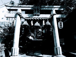 Cổng trước của đền Hie Jinja