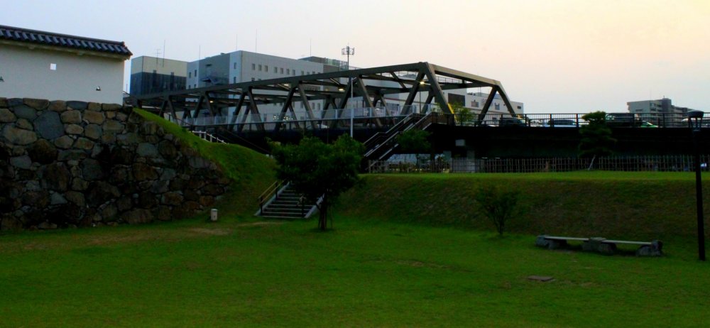 Ngay bên phải công viên là cây cầu Maizuro, và đối diện câu cầy là ga tàu