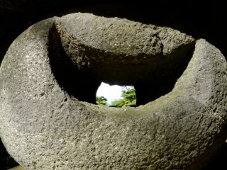Melalui lubang berbentuk bulan di batu ini Anda bisa melihat puncak Gunung Chokai.