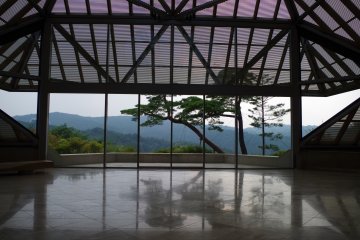 The view at the front door imitates the nougaku stage with pine trees at the background. Drama or music performances are held here occasionally.