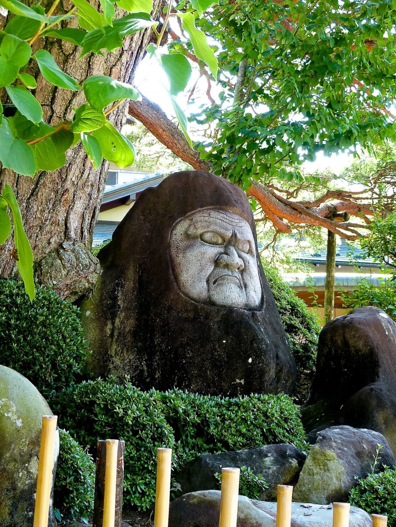 Boddhidarma statue (Daruma-ishi)