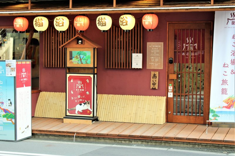 Neko Hatago was designed with the image of Edo period lodgings in mind