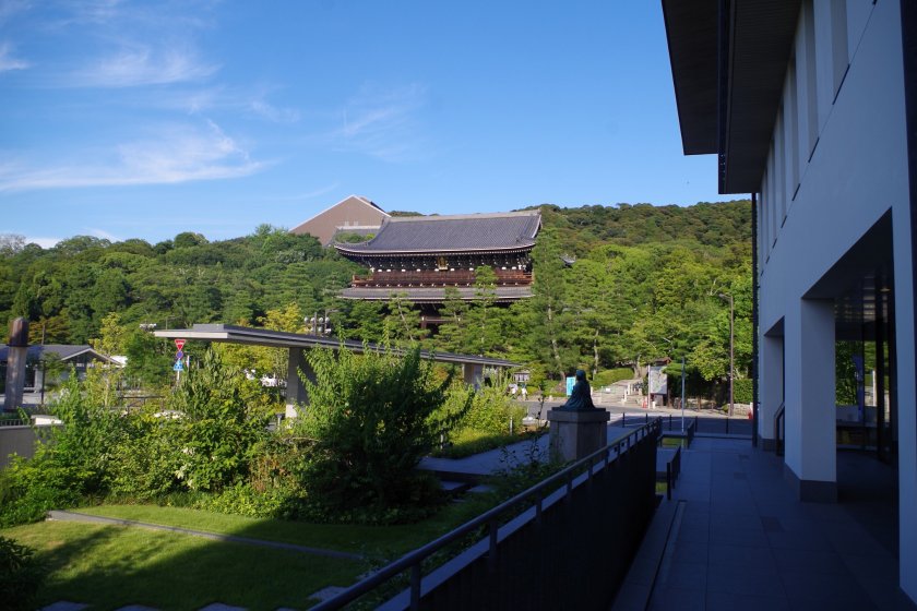 The entrance of Chion-in Wajun-kaikun in Higashiyama affords a clear view of Chionin temple