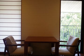 <p>หน้าต่างกระดาษของญี่ปุ่นตัดกับเฟอร์นิเจอร์ตะวันตก</p>