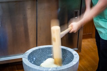 Приготовление японских сладостей "канкоро моти"