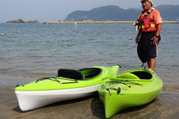 Aoki-san in action. He explains how to use the kayaks. 
