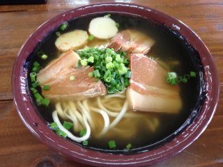 This is sanmainiku soba, named after the sliced pork that has three distinctive stripes in its meat