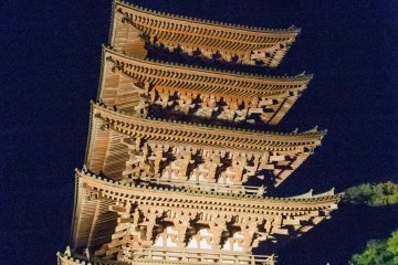Пятиярусная пагода - одна из трех лучших пагод Японии (все три, расположенный вХорюдзи, Рюрикодзи и Дайгодзи, признаны национальным достоянием). Это также самое старое деревянное здание в Киото
