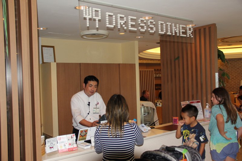 <p>Pay at the entrance of the Dress Diner, then choose a table</p>