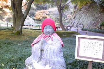 I was walking through this pretty garden looking at autumn leaves then I found a little “Jizo Red”(赤地蔵). Dressed in red, Jizo is a small statue—just like a guardian angel—and it had a poem attached.