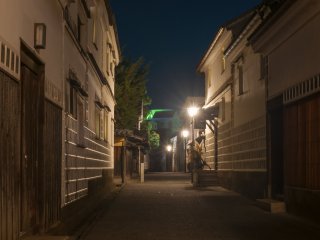 Một con phố ở phía bắc sông Kurashiki, nó là khu sinh sống của người dân địa phương vào ban đêm
