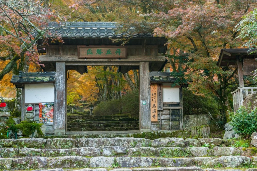 Cổng chính của chùa. Trên tấm bảng phía trước ghi "Tankyu Shosho.