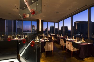 Ресторан Tenqoo -предоставляет восхитительный вид на закат в мегаполисе