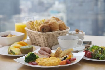 Вкусный завтрак в Tenqoo на 27-ом этаже