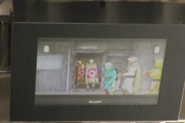 There is an introduction movie that you can enjoy while waiting. It explains how to behave, and it stars the Power Rangers of Fuji-Q.