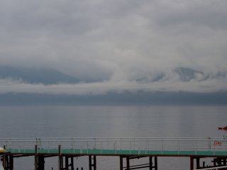 Danau Shikotsu menjelang sore setelah hari yang sangat berawan. Namun atmosfer di sana sangat mempesona.