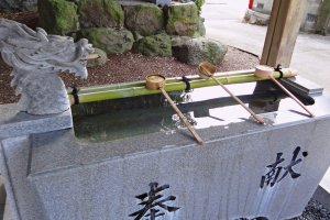 Посещение японских храмов: обычай мыть руки