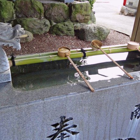 Посещение японских храмов: обычай мыть руки