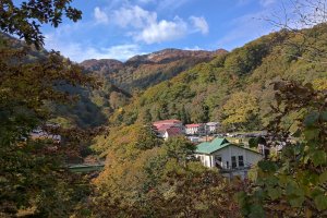 Geto onsen in fall with Mt Ushigata in the background