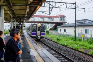 สถานีเซมโบคุโฉะให้บริการรถไฟเจอาร์สายโทโฮคุไปโมริโอกะ ฮานามากิ และอิชิโนะเซกิ