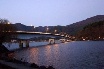 夜幕下的河口湖大桥