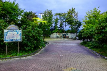 <p>สวนสาธารณะนอกทางออกกลางของสถานีชิน-ฮานามากิ</p>