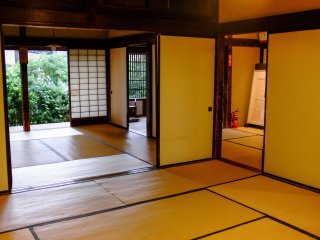 บริเวณภายในอันสวยงามของบ้านอิชิกาว่า ทาคุโบคุเป็นสไตล์ญี่ปุ่นแท้