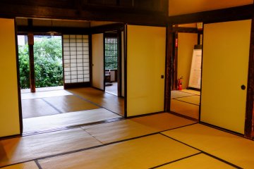 บริเวณภายในอันสวยงามของบ้านอิชิกาว่า ทาคุโบคุเป็นสไตล์ญี่ปุ่นแท้