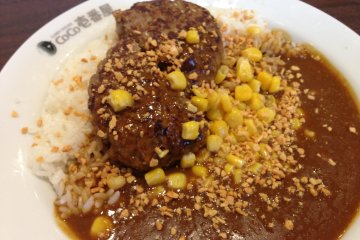 <p>Hamburger Curry with garlic bits and corn added as toppings</p>