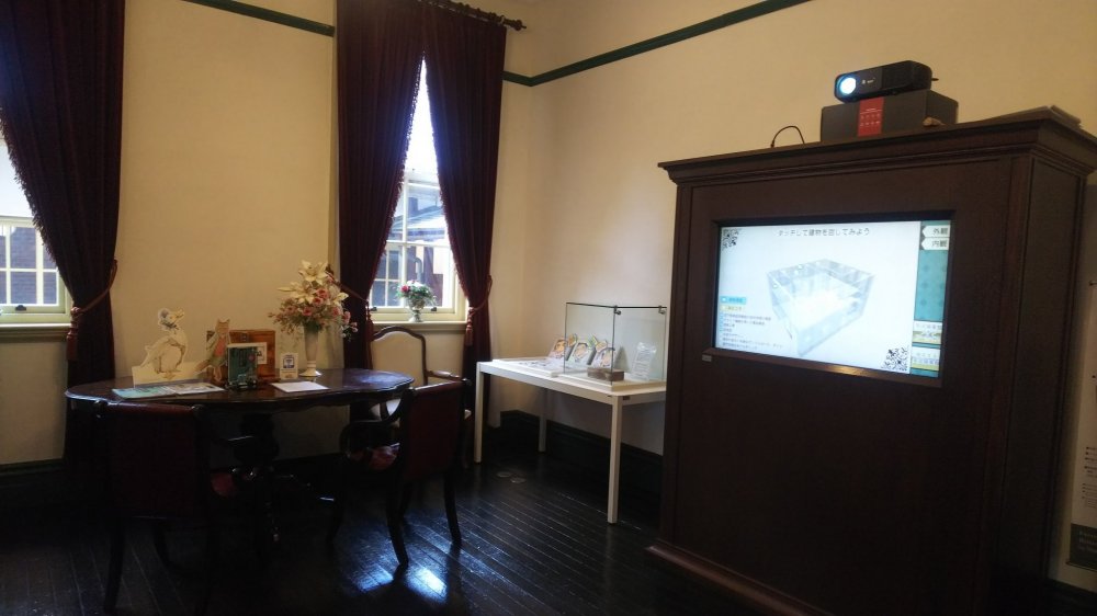 旧海事監督官室。旧領事館の歴史や保存修理の過程をモニターで見ることができます