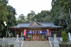 Toyokashima Shrine (cropped, brightness adjusted)