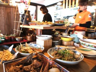 อะมากุสะ ไคโชกุ มารุเก็งเป็นร้านอาหารที่มีอาหารจำพวกหอยเม่นทะเลอยู่ด้วย