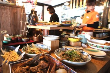 <p>อะมากุสะ ไคโชกุ มารุเก็งเป็นร้านอาหารที่มีอาหารจำพวกหอยเม่นทะเลอยู่ด้วย</p>
