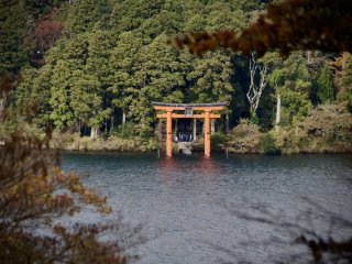 Famous photo spot at the lake front below the Hakone Shrine