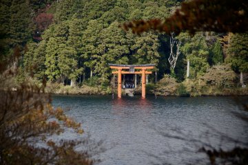 Famous photo spot at the lake front below the Hakone Shrine