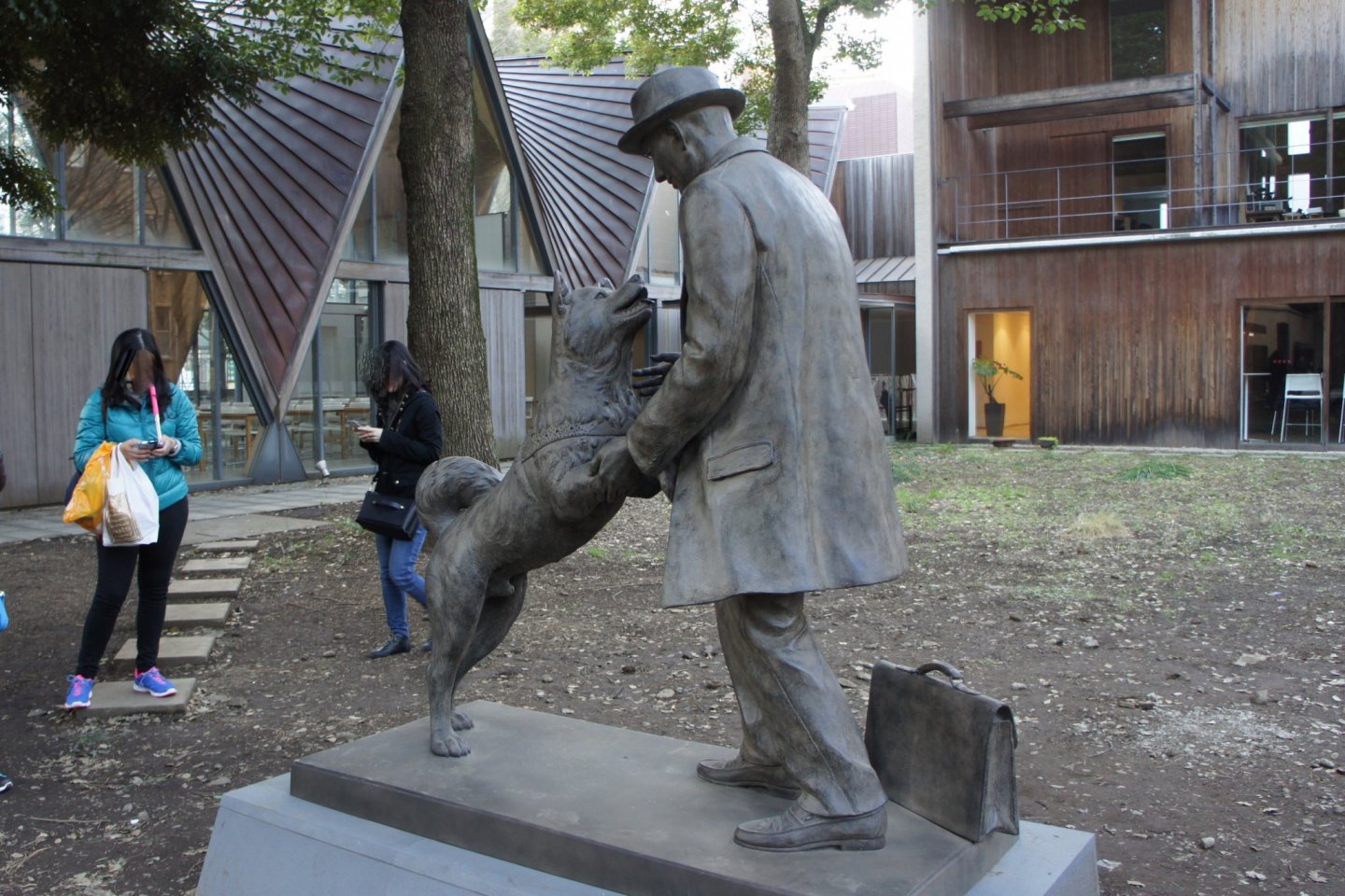 Statue of Hachiko & Hidesaburo Ueno (cropped)