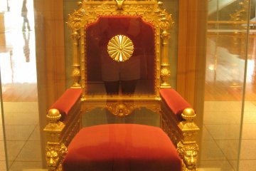 明治天皇也曾坐过的贵族院时代所使用的天皇的御椅