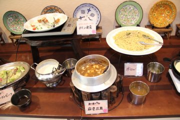 <p>Panari puts out relatively small batches of food out on the buffet but quickly replaces it with fresh food as items are taken</p>