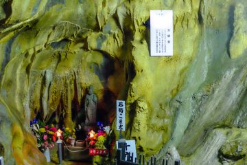 Внутри пещеры расположены несколько маленьких местных святилищ