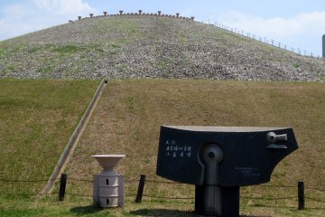 <p>At the base, a single haniwa (funeral mark) and a sign indicating the keyhole shape from an aerial point of view</p>