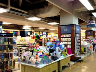 Một cầu vồng của văn phòng phẩm là một niềm vui thị giác tại cửa hàng sách và văn phòng phẩm Ogaki Karasuma Oike Kyoto