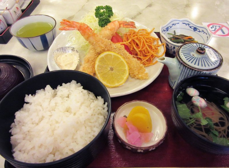 Варёный рис го-хан традиционно подаётся с разными блюдами