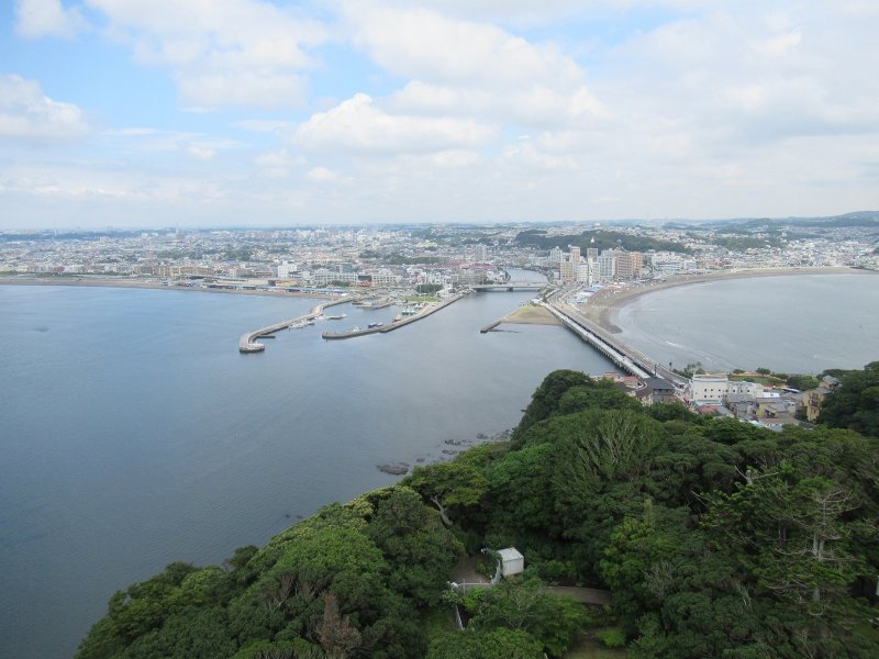 Вид на остров Эносима и город Фудзисава