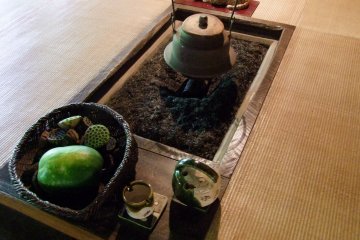레스토랑 입구에 있는 전통 일본식 난로