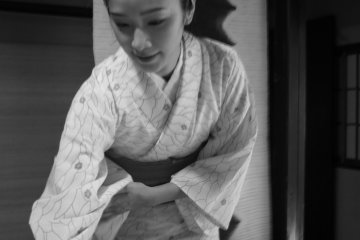 <p>Waitress in kimono</p>