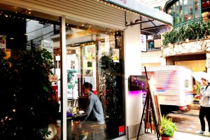 Cafe de Take has a fusion of American European and Japanese style catering for the beautiful young things that inhabit the laneways behind Cat Street and Omotesando in Harajuku Bell Pier.